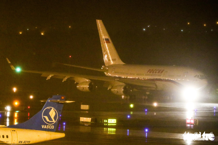 Nhận diện chuyên cơ Nga đáp xuống Đà Nẵng trong đêm mưa - Ảnh 3.