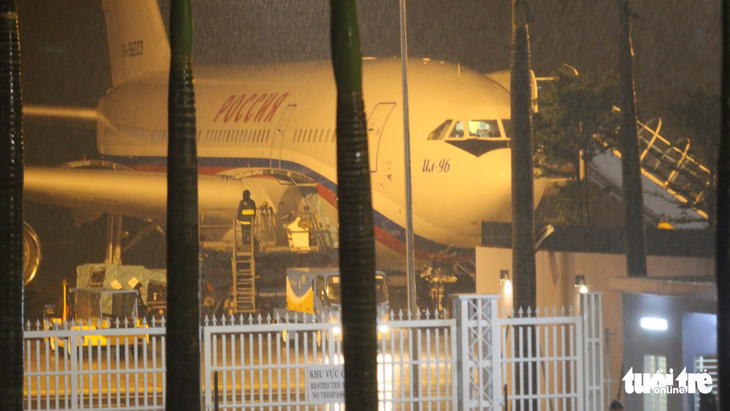 Nhận diện chuyên cơ Nga đáp xuống Đà Nẵng trong đêm mưa - Ảnh 6.
