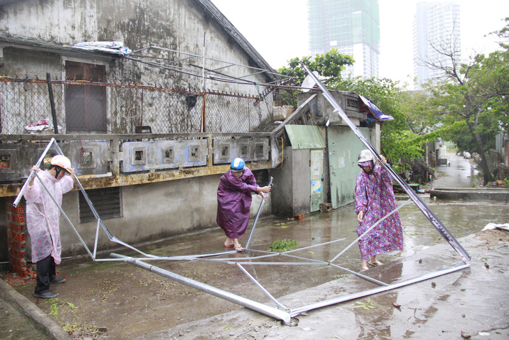 Người Đà Nẵng dầm mưa dọn dẹp phố phường đón APEC - Ảnh 11.