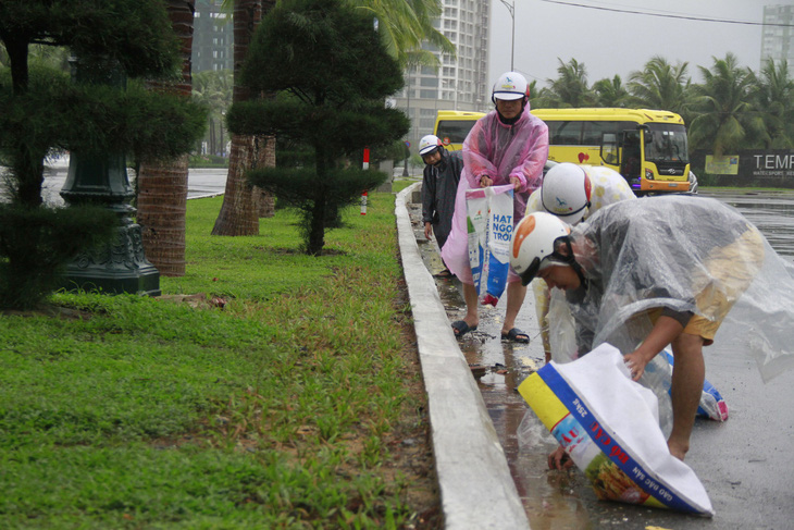 Người Đà Nẵng dầm mưa dọn dẹp phố phường đón APEC - Ảnh 7.