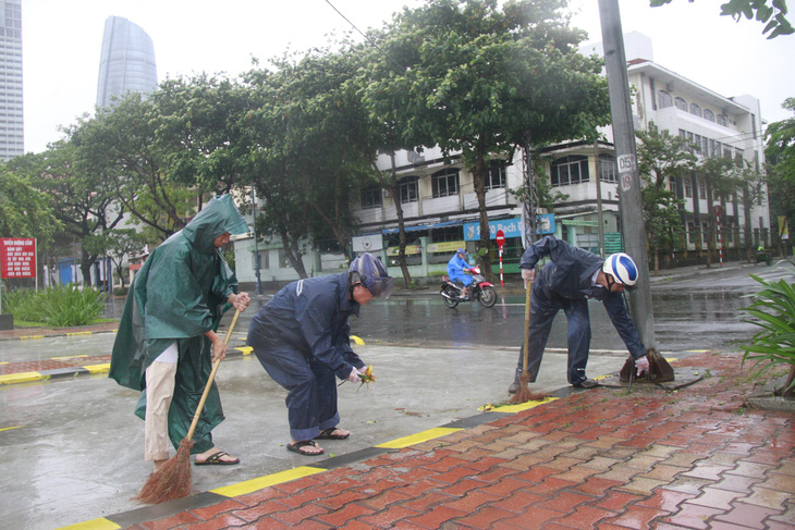 Người Đà Nẵng dầm mưa dọn dẹp phố phường đón APEC - Ảnh 8.