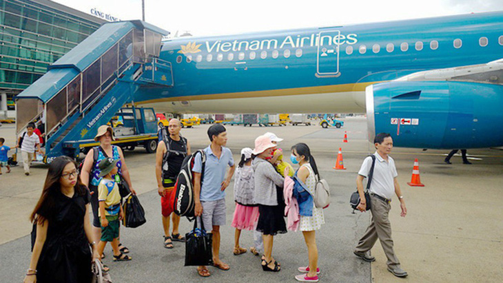 Máy bay của Vietnam Airlines bị chảy dầu thủy lực cột giảm chấn - Ảnh 1.