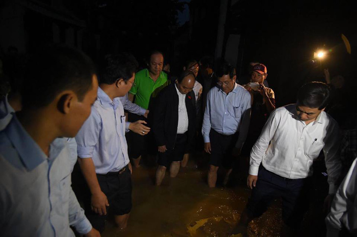 Thủ tướng lội nước thị sát tình hình lũ lụt và việc chuẩn bị APEC - Ảnh 3.