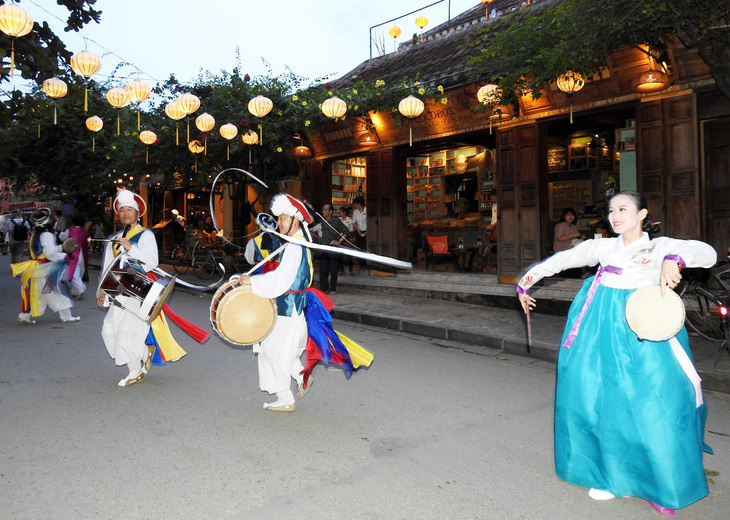 Múa cổ truyền Hàn Quốc trên đường phố Hội An - Ảnh 5.
