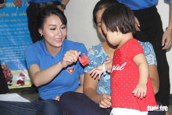 Trung Thu cho trẻ em thiệt thòi ở Hà Nội, Đà Nẵng, TP.HCM - Ảnh 1.
