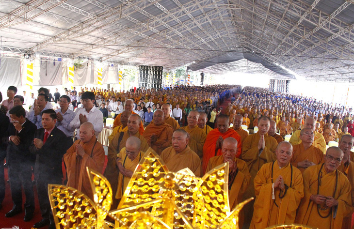 Hàng ngàn người cầu siêu cho nạn nhân tai nạn giao thông - Ảnh 1.