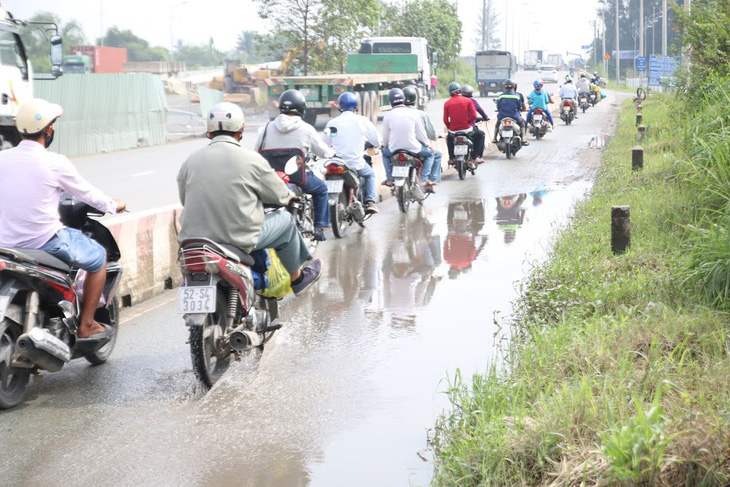 Không mưa, đường vành đai 2 TP HCM vẫn ngập nước - Ảnh 2.