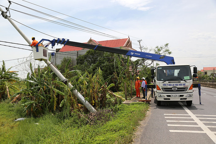Huy động 7 tỉnh hỗ trợ Quảng Bình khắc phục điện sau bão - Ảnh 2.