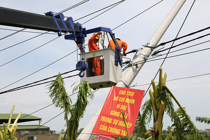 Huy động 7 tỉnh hỗ trợ Quảng Bình khắc phục điện sau bão - Ảnh 1.