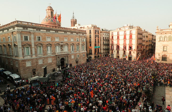 Những hình ảnh của buổi sáng chấn động ở xứ Catalan - Ảnh 9.