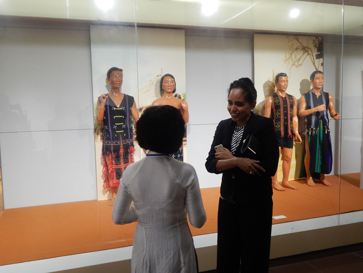 Phu nhân thủ tướng Papua New Guinea thăm Bảo tàng Mỹ thuật Đà Nẵng - Ảnh 2.