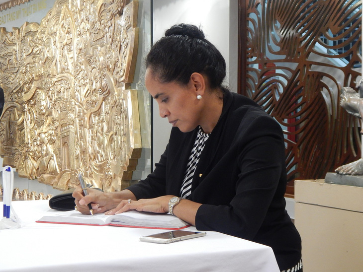 Phu nhân thủ tướng Papua New Guinea thăm Bảo tàng Mỹ thuật Đà Nẵng - Ảnh 4.