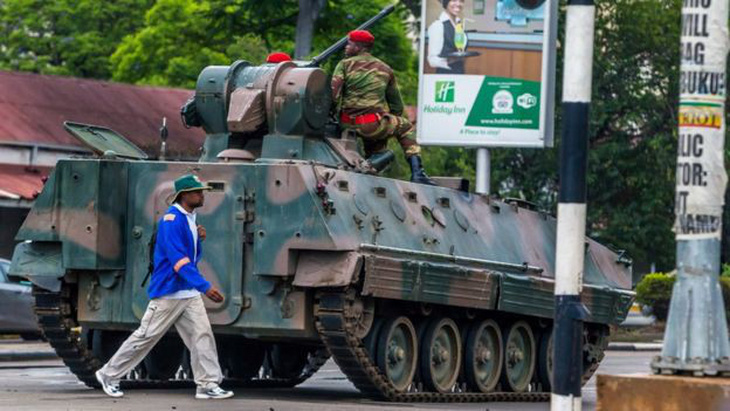 Nín thở chờ động tác tiếp theo của quân đội Zimbabwe - Ảnh 1.