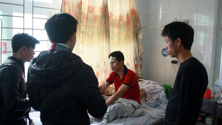 Sập giàn giáo công trình bến xe ở Nghệ An, 10 người bị thương - Ảnh 3.