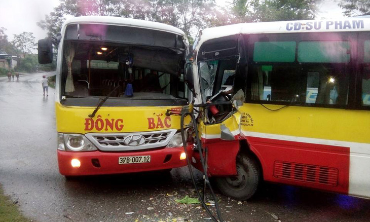 Hai xe buýt đụng đầu, 4 người nhập viện cấp cứu - Ảnh 2.