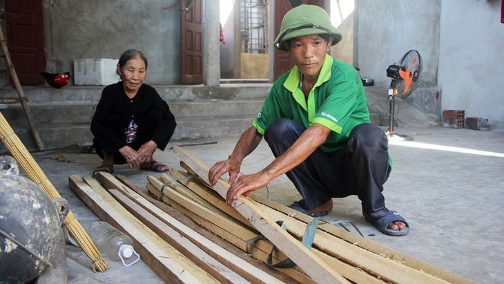 Nghĩa tình bạn đọc Tuổi Trẻ giúp dân vùng bão dựng nhà - Ảnh 3.