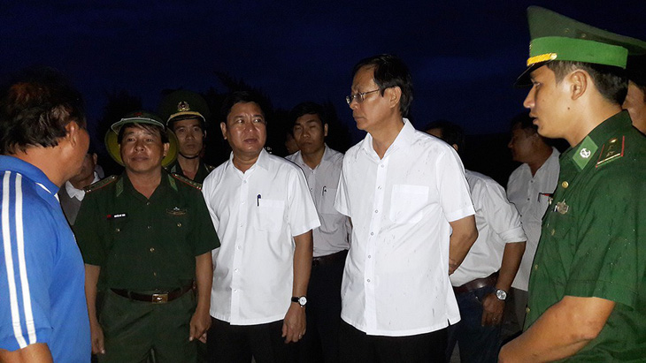 Ninh Thuận kiên quyết đưa 32 người trên bè thủy sản vào bờ - Ảnh 3.