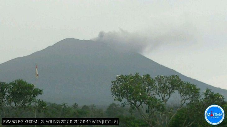 Núi lửa Agung phun trào, hàng ngàn người Indonesia tháo chạy - Ảnh 1.