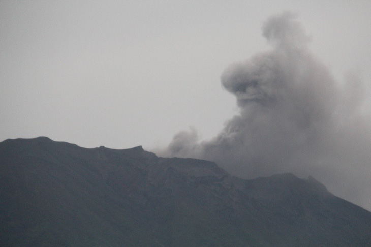 Núi lửa Agung phun trào, hàng ngàn người Indonesia tháo chạy - Ảnh 2.