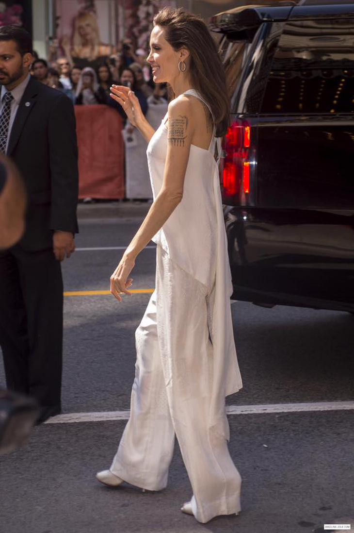 Bộ ảnh Angelina Jolie với thân hình cũng siêu ốm ở Toronto - Ảnh 11.