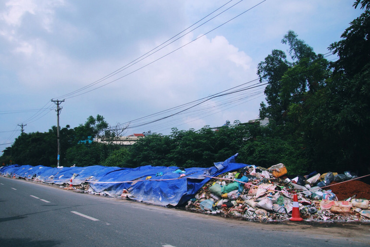 Rác chất thành núi tại Sơn Tây, dân cầu cứu chính quyền - Ảnh 3.