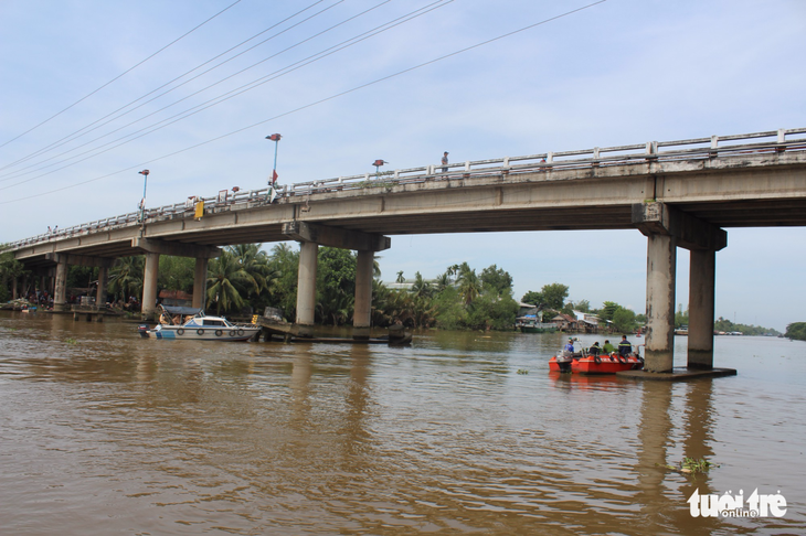 Sà lan phá nước chìm trên kênh Xáng, 2 vợ chồng mất tích - Ảnh 1.