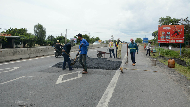 Đang bảo trì, quốc lộ 1 qua Bình Thuận đã dặm vá tan nát - Ảnh 1.
