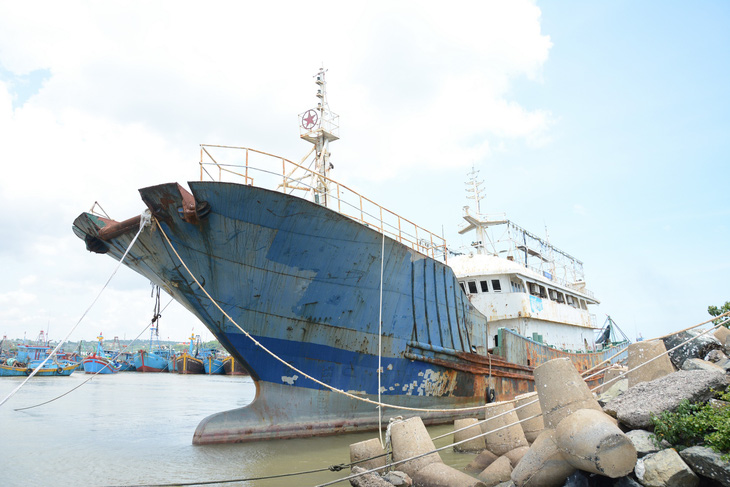 Tìm chủ con tàu ma trôi trên biển Bình Thuận - Ảnh 1.