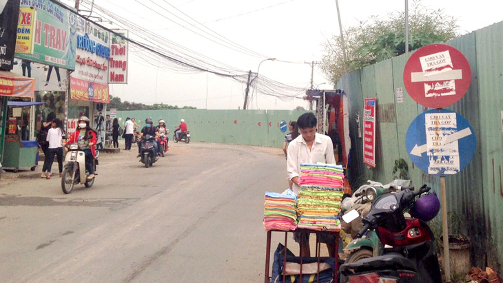 Đường nội bộ Đại học Quốc gia TP.HCM loang lổ ổ gà - Ảnh 3.