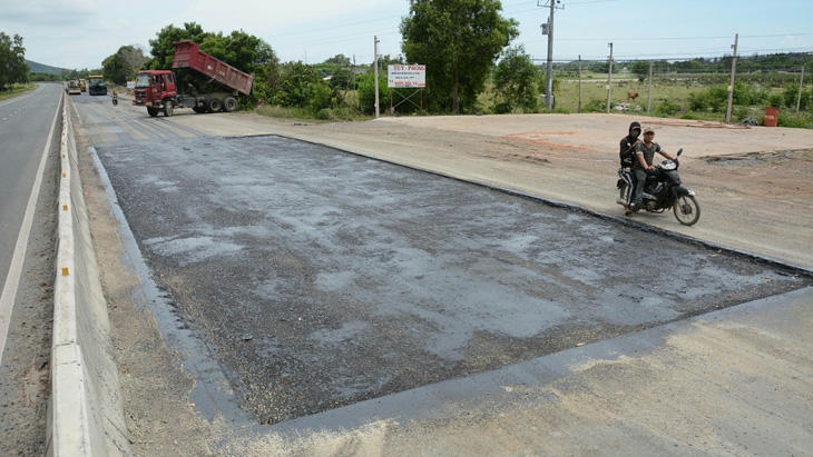 Đang bảo trì, quốc lộ 1 qua Bình Thuận đã dặm vá tan nát - Ảnh 6.