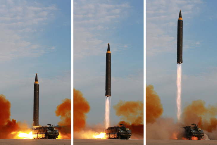 Triều Tiên công bố loạt ảnh phóng tên lửa Hwasong-12 - Ảnh 6.