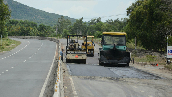 Đang bảo trì, quốc lộ 1 qua Bình Thuận đã dặm vá tan nát - Ảnh 7.