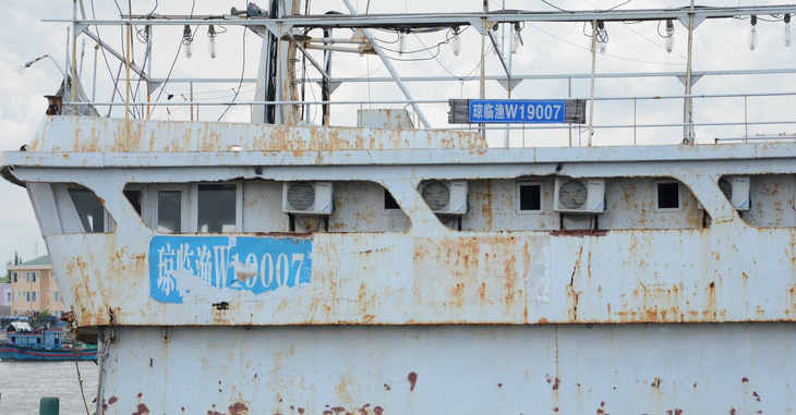 Tìm chủ con tàu ma trôi trên biển Bình Thuận - Ảnh 2.
