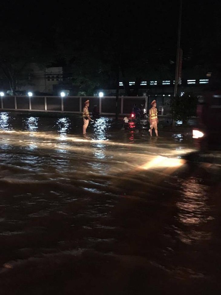 CSGT Hà Nội đẩy xe giúp dân qua vùng lũ trong đêm - Ảnh 2.