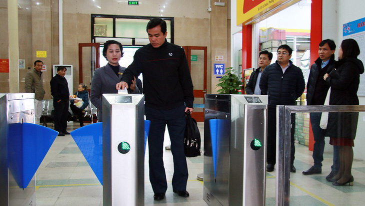 Hệ thống soát vé tự động ga Hà Nội và Sài Gòn đi vào hoạt động - Ảnh 1.