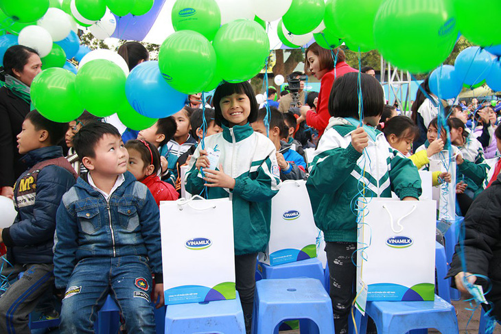 Vinamilk trao 70.500 ly sữa cho trẻ em Hưng Yên - Ảnh 4.
