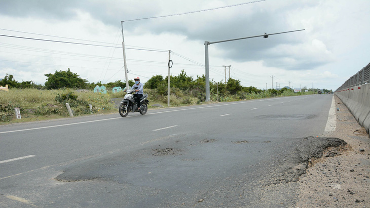Đang bảo trì, quốc lộ 1 qua Bình Thuận đã dặm vá tan nát - Ảnh 3.