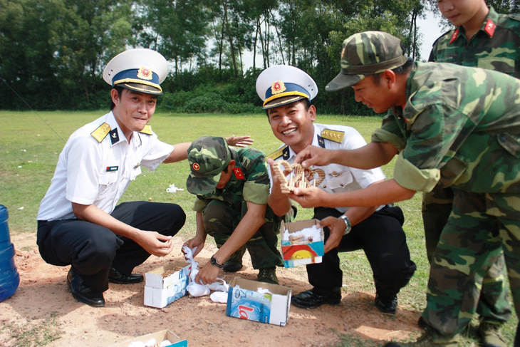 Quà tình yêu độc của lính tàu săn ngầm - Ảnh 3.