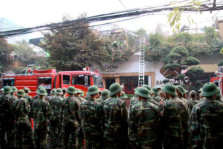 Bộ đội cùng cứu hỏa dập đám cháy quán cà phê ở Hà Nội - Ảnh 5.