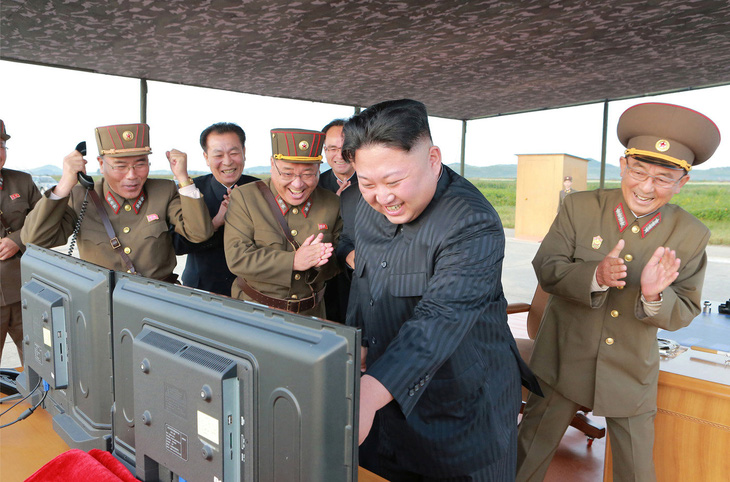 Triều Tiên công bố loạt ảnh phóng tên lửa Hwasong-12 - Ảnh 1.