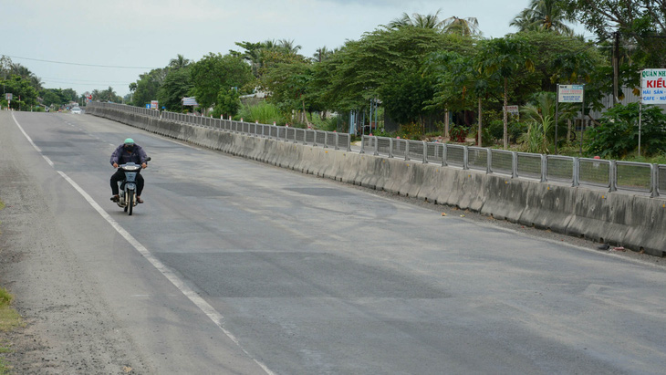 Đang bảo trì, quốc lộ 1 qua Bình Thuận đã dặm vá tan nát - Ảnh 5.