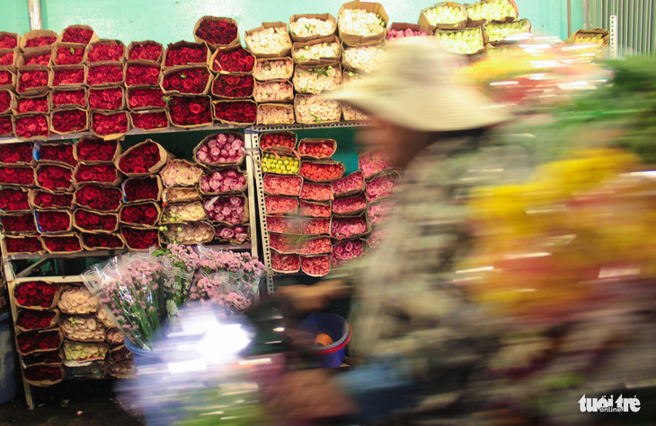 Chợ hoa lớn nhất Sài Gòn hối hả trước ngày 20-10 - Ảnh 4.