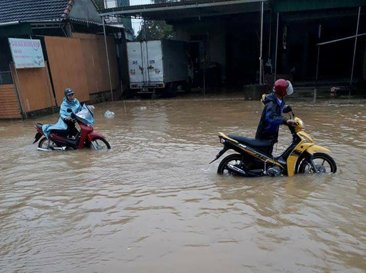 Hà Tĩnh: mưa lũ làm 1.500 hộ ngập, hơn 14.000 học sinh nghỉ học - Ảnh 1.