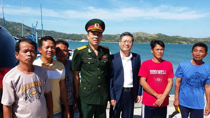 Tổng thống Duterte chủ trì lễ tiễn 5 ngư dân Việt về nước - Ảnh 1.