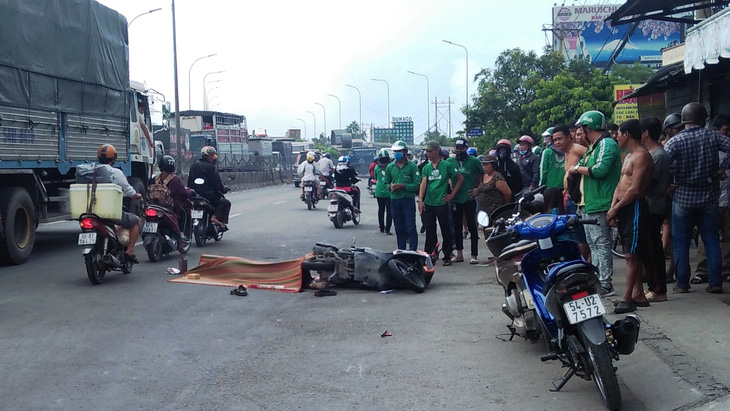 Dân truy đuổi xe container tông chết tài xế Grabbike - Ảnh 1.