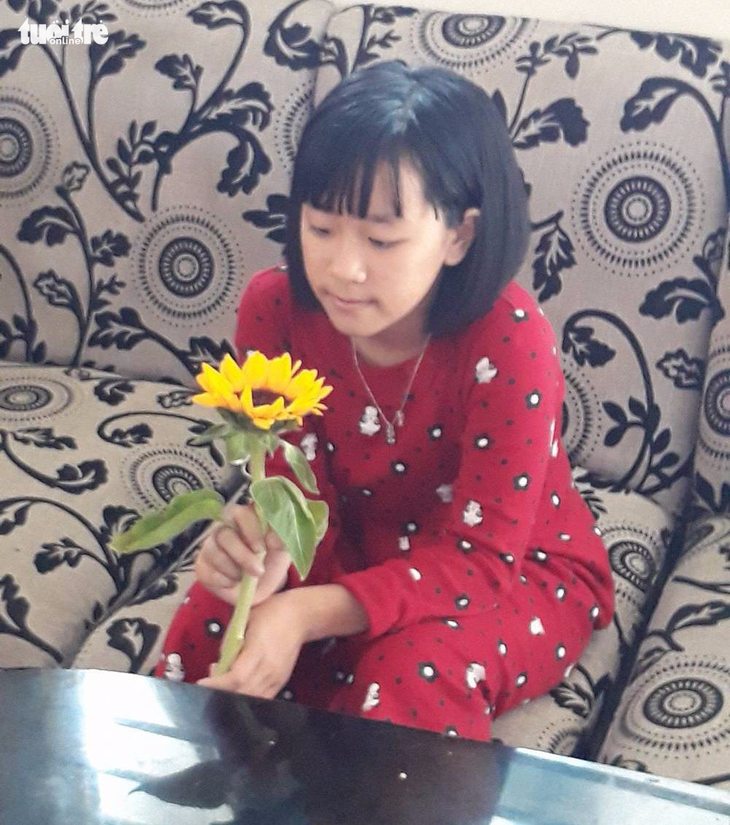 Cô bé lớp 6 vẽ hoa, hiến tóc cho bệnh nhân ung thư - Ảnh 1.
