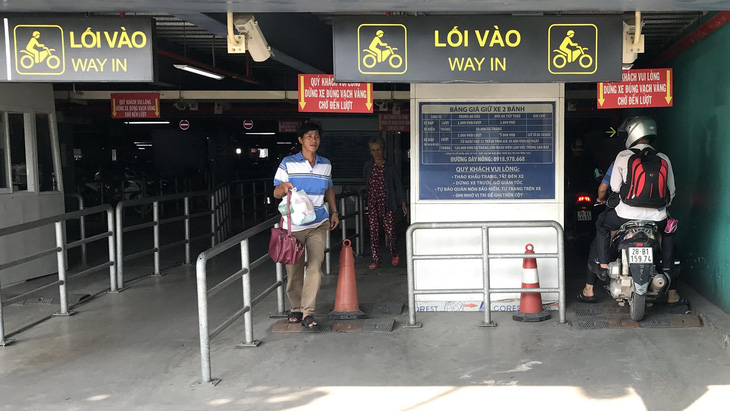 Tăng giá giữ xe sân bay Tân Sơn Nhất theo lộ trình - Ảnh 1.