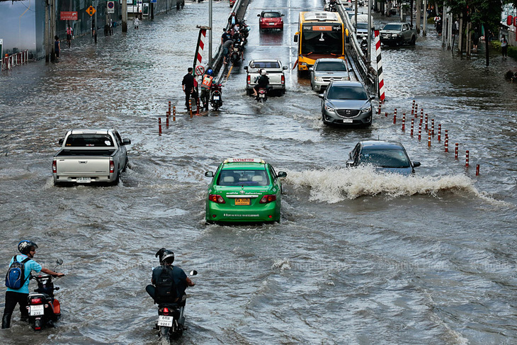 Bangkok ngập trong nước - Ảnh 3.