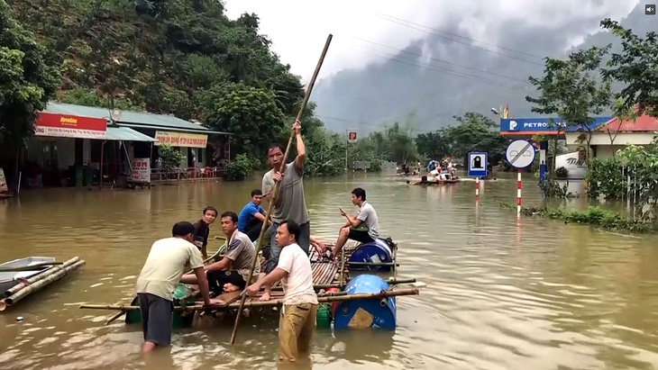 Phá rừng, xẻ đồi gây lũ lớn - Ảnh 1.