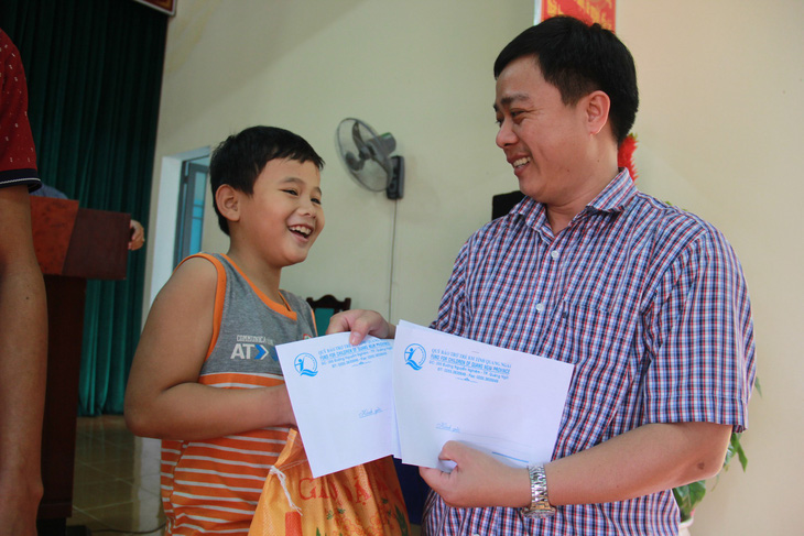 Tuổi Trẻ đưa hàng cứu trợ đến vùng lũ Bình Sơn - Quảng Ngãi - Ảnh 6.